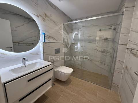 Apartamento totalmente remodelado com entrada independente