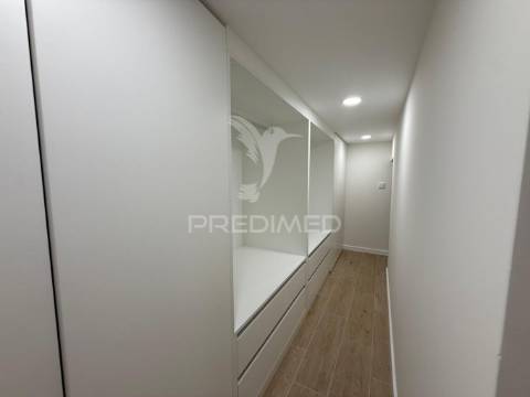 Apartamento totalmente remodelado com entrada independente