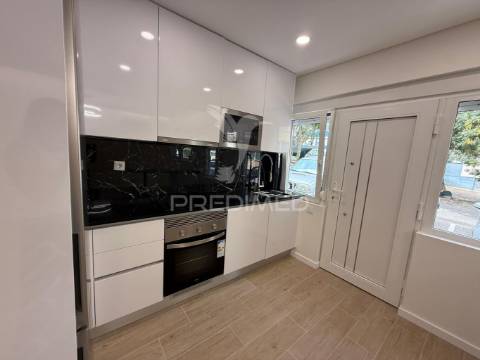 Apartamento totalmente remodelado com entrada independente