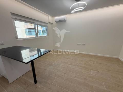 Apartamento totalmente remodelado com entrada independente