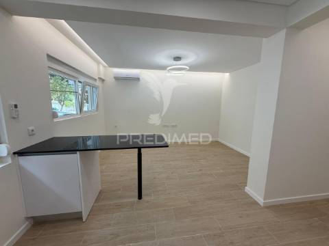 Apartamento totalmente remodelado com entrada independente