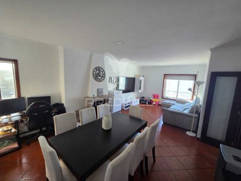 T2 com lugar de garagem ao colégio dos carvalhos