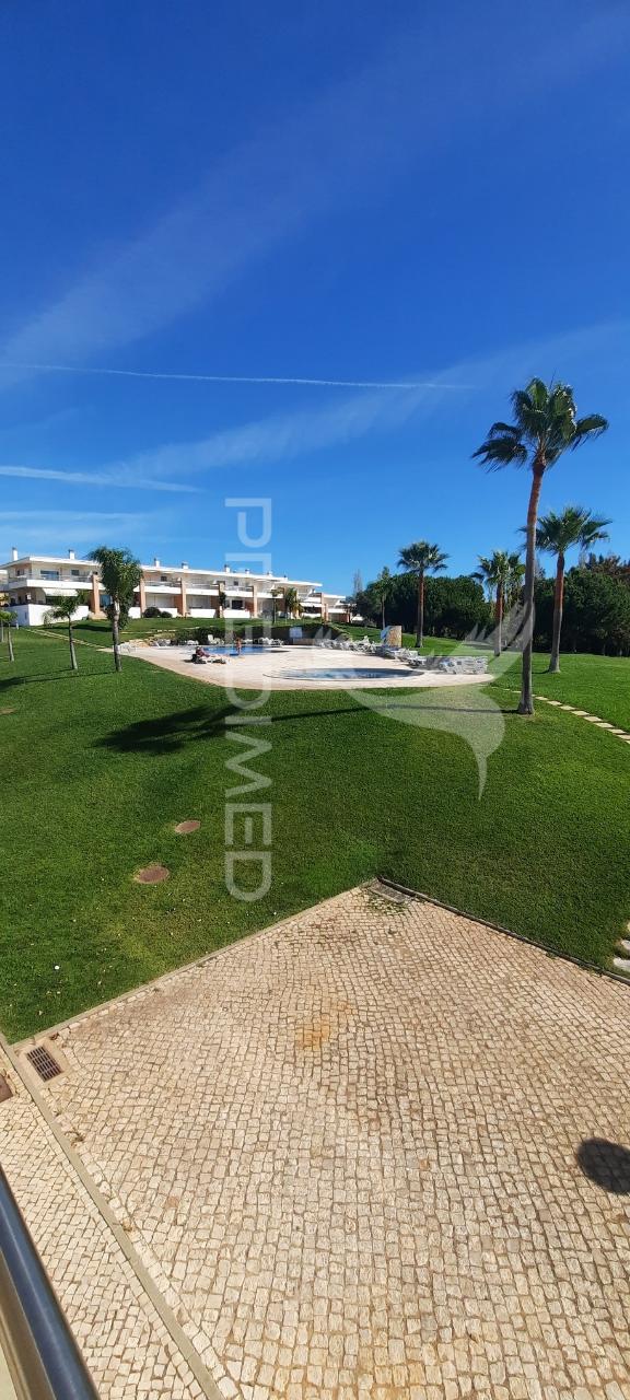 Moradia t2 com jardim, piscina e garagem em albufeira