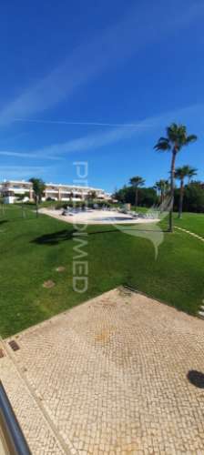 Moradia t2 com jardim, piscina e garagem em albufeira