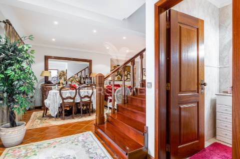 ? moradia t4 exclusiva em espinho, braga – luxo, conforto e vistas deslumbrantes!