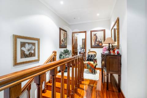 ? moradia t4 exclusiva em espinho, braga – luxo, conforto e vistas deslumbrantes!