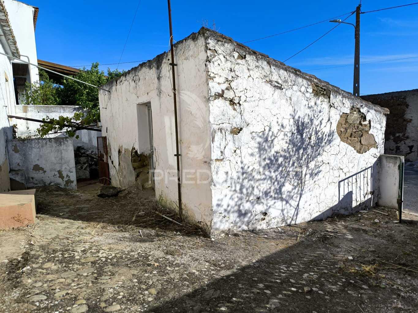 Casa térrea || 2 quartos || quintal || recuperar