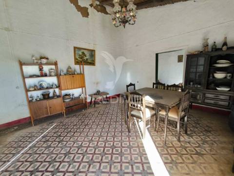 Casa térrea || 2 quartos || quintal || recuperar