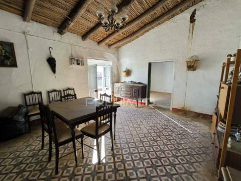 Casa térrea || 2 quartos || quintal || recuperar