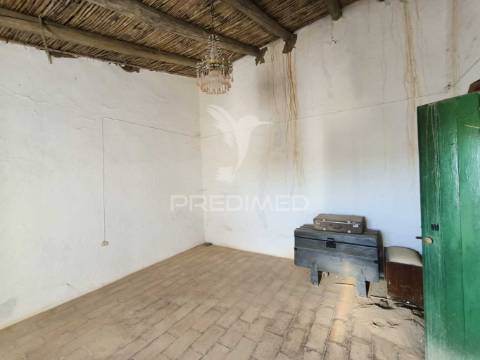 Casa térrea || 2 quartos || quintal || recuperar