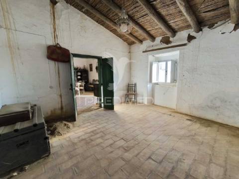 Casa térrea || 2 quartos || quintal || recuperar