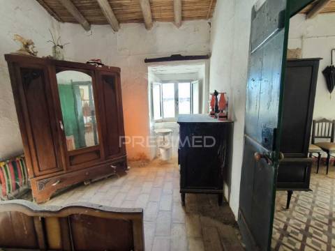 Casa térrea || 2 quartos || quintal || recuperar