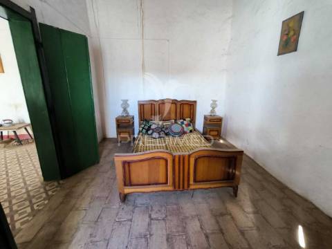 Casa térrea || 2 quartos || quintal || recuperar