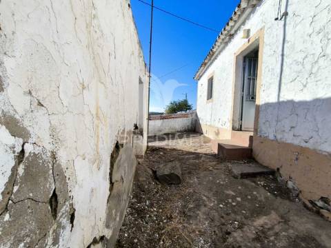 Casa térrea || 2 quartos || quintal || recuperar