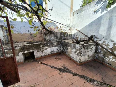 Casa térrea || 2 quartos || quintal || recuperar