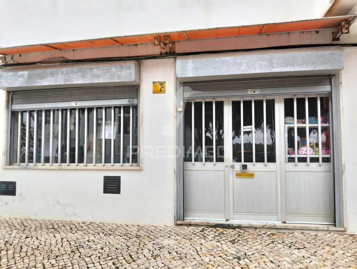 Loja na urbanização nova em caparide (cascais)