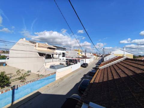 Moradia t2 com garagem, bairro do areias, montijo