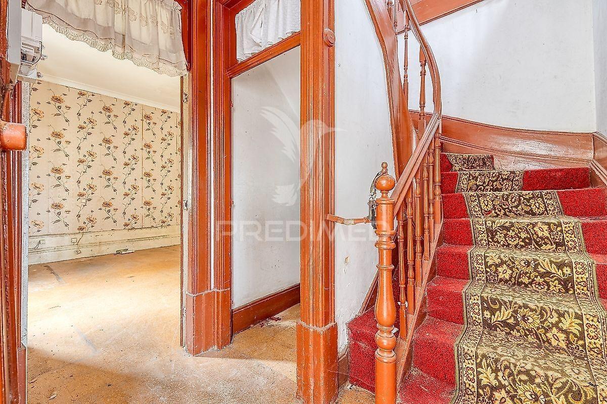Moradia de 3 pisos para renovar no candal