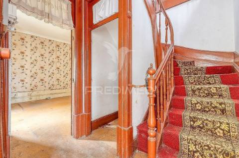 Moradia de 3 pisos para renovar no candal