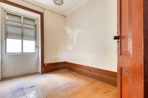 Moradia de 3 pisos para renovar no candal