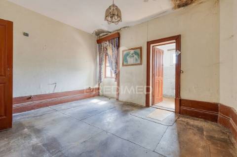 Moradia de 3 pisos para renovar no candal