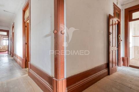 Moradia de 3 pisos para renovar no candal