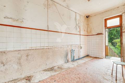 Moradia de 3 pisos para renovar no candal