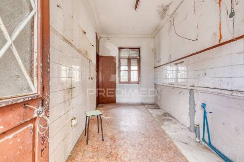 Moradia de 3 pisos para renovar no candal