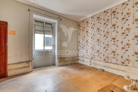 Moradia de 3 pisos para renovar no candal