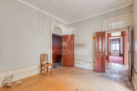 Moradia de 3 pisos para renovar no candal