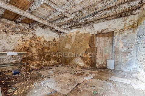 Moradia de 3 pisos para renovar no candal