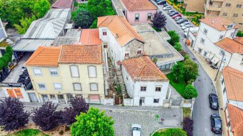 Moradia de 3 pisos para renovar no candal