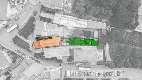 Moradia de 3 pisos para renovar no candal