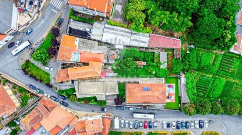 Moradia de 3 pisos para renovar no candal