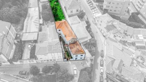 Moradia de 3 pisos para renovar no candal