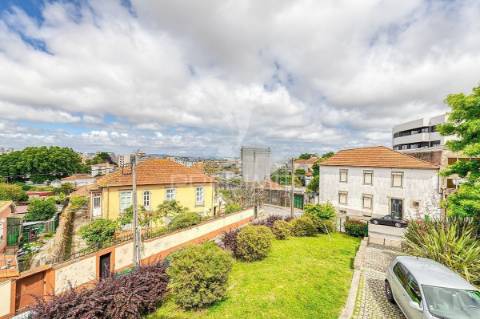 Moradia de 3 pisos para renovar no candal