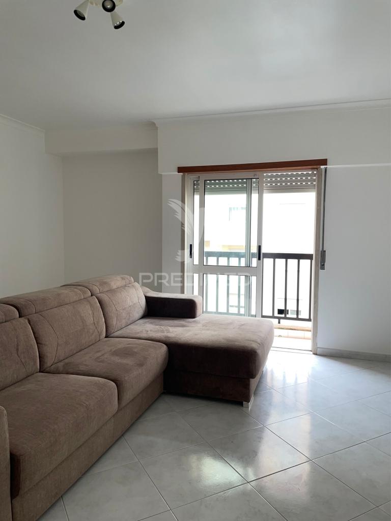 T2 em monte abraão para arrendamento – excelente localização e exposição solar