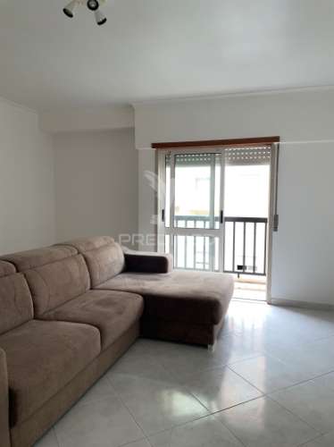 T2 em monte abraão para arrendamento – excelente localização e exposição solar