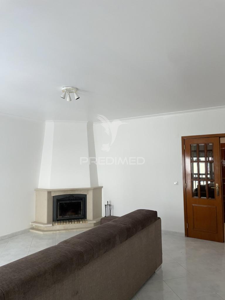 T2 em monte abraão para arrendamento – excelente localização e exposição solar