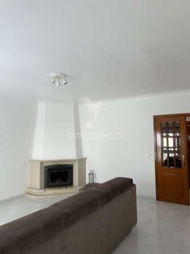 T2 em monte abraão para arrendamento – excelente localização e exposição solar