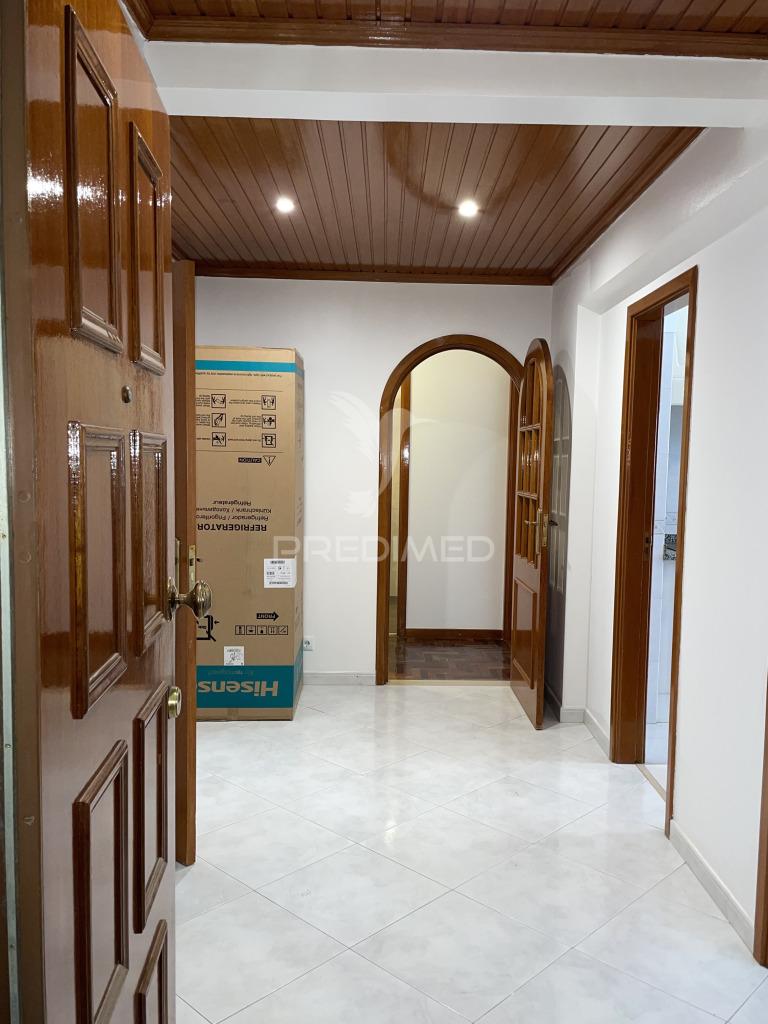 T2 em monte abraão para arrendamento – excelente localização e exposição solar