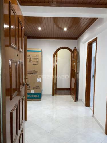 T2 em monte abraão para arrendamento – excelente localização e exposição solar