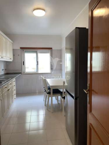 T2 em monte abraão para arrendamento – excelente localização e exposição solar