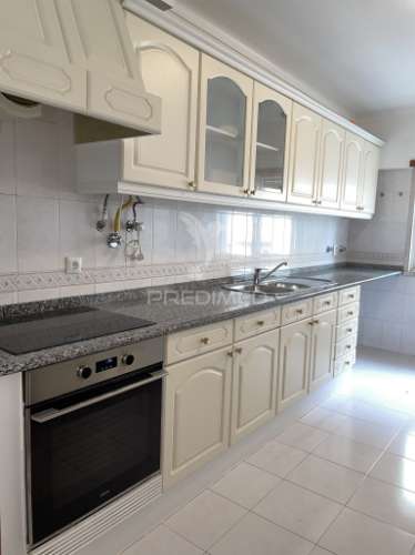 T2 em monte abraão para arrendamento – excelente localização e exposição solar