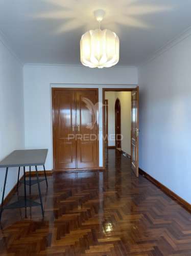 T2 em monte abraão para arrendamento – excelente localização e exposição solar