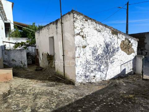 Casa térrea || 2 quartos || quintal || recuperar