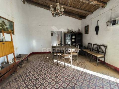 Casa térrea || 2 quartos || quintal || recuperar