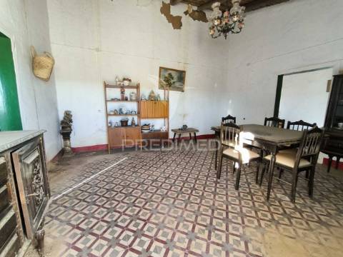 Casa térrea || 2 quartos || quintal || recuperar