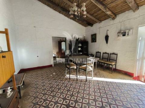 Casa térrea || 2 quartos || quintal || recuperar