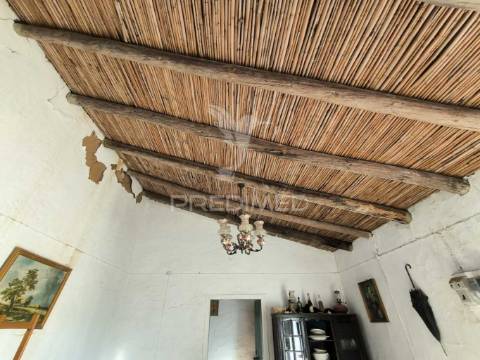 Casa térrea || 2 quartos || quintal || recuperar